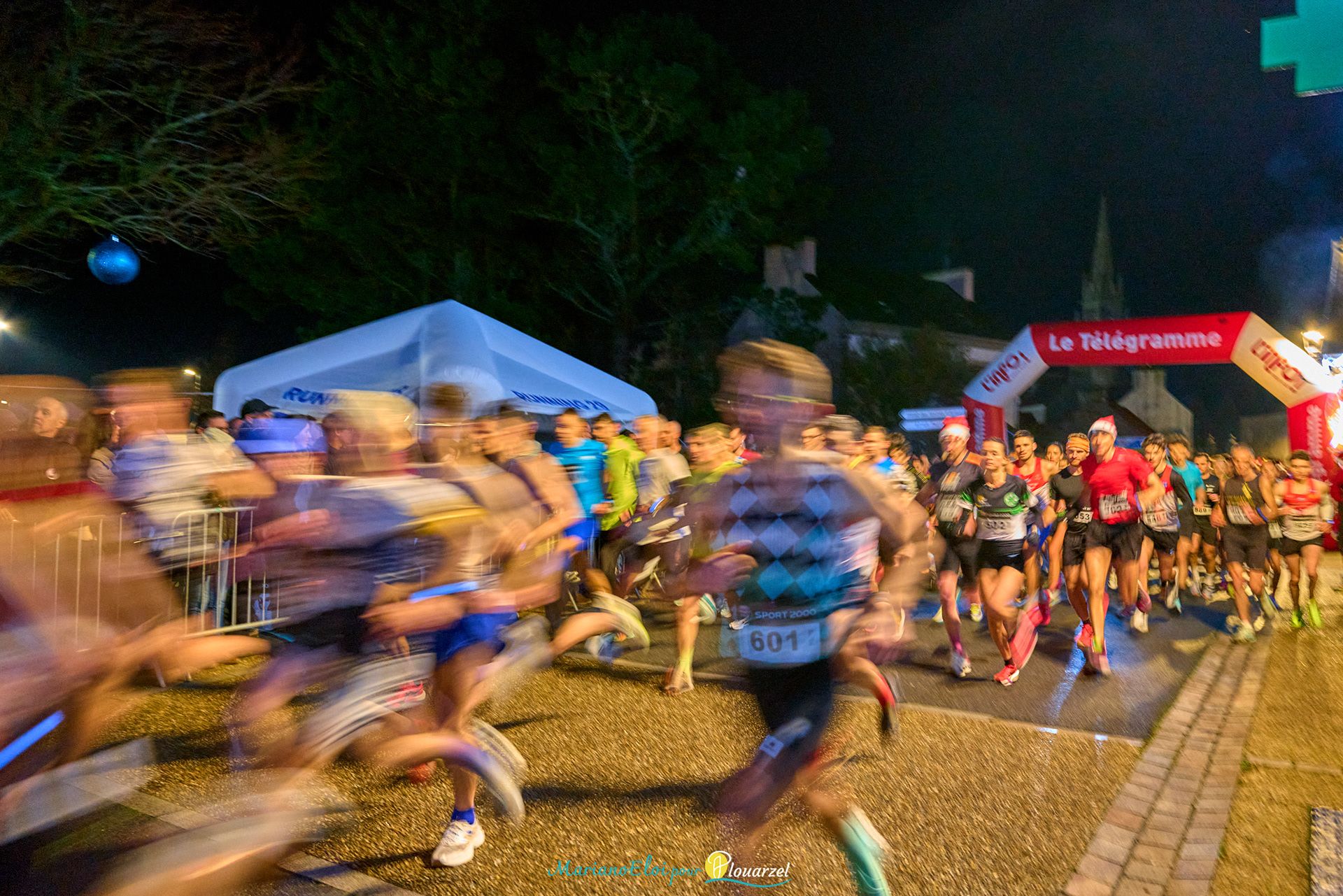 Le départ de nuit, les coureurs lancés sous l'arche